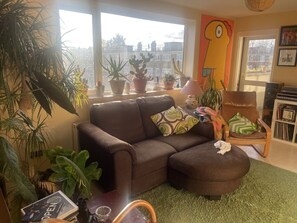 Interior - Arty, quiet, sunny 3 bed, 2nd floor walk up, central Dalston, Hackney (London)