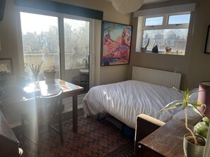 3 bedrooms, WiFi, bed sheets - Arty, quiet, sunny 3 bed, 2nd floor walk up, central Dalston, Hackney (London)