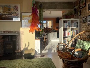 Interior - Arty, quiet, sunny 3 bed, 2nd floor walk up, central Dalston, Hackney (London)