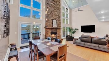 TV connectée, cheminée, espaces bureaux, écrans d'ordinateur