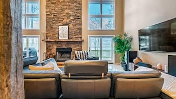 Una Smart TV, una chimenea, una oficina, una pantalla de ordenador