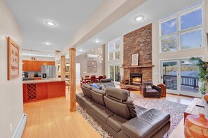 Smart TV, fireplace, offices, computer monitors - Lakefront Sunsets, Hot Tub, Pool Table, Wet Bar, Kayaks, Canoe, Fire Pit, 2 King Beds, 75" TV (Lake Ariel)