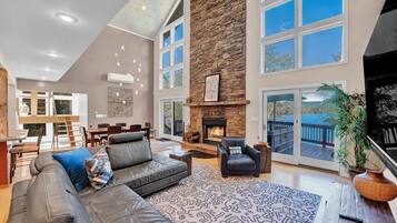 TV connectée, cheminée, espaces bureaux, écrans d'ordinateur