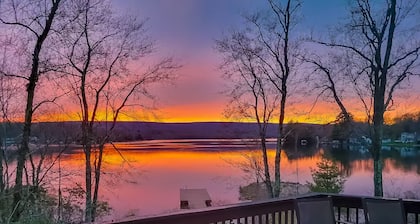 Lakefront Sunsets, Hot Tub, Pool Table, Wet Bar, Kayaks, Canoe, Fire Pit, 2 King Beds, 75" TV