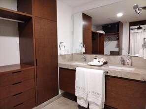 Dusche, Haartrockner, Handtücher, Seife