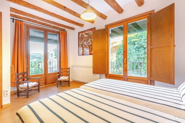 5 bedrooms, WiFi, bed sheets