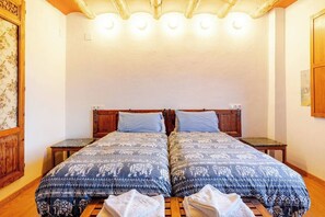 5 bedrooms, WiFi, bed sheets - Hospitality in a rural setting (Costean)