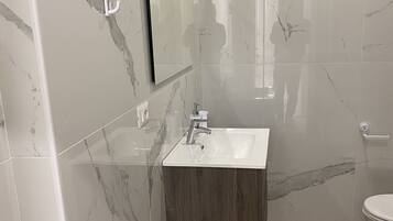 Camera Matrimoniale 2 | Bagno | Asciugacapelli, bidet, asciugamani, sapone