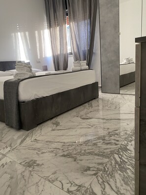 Rideaux occultants, fer et planche à repasser, Wi-Fi gratuit