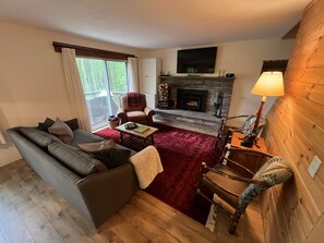 Smart TV, fireplace, DVD player, stereo