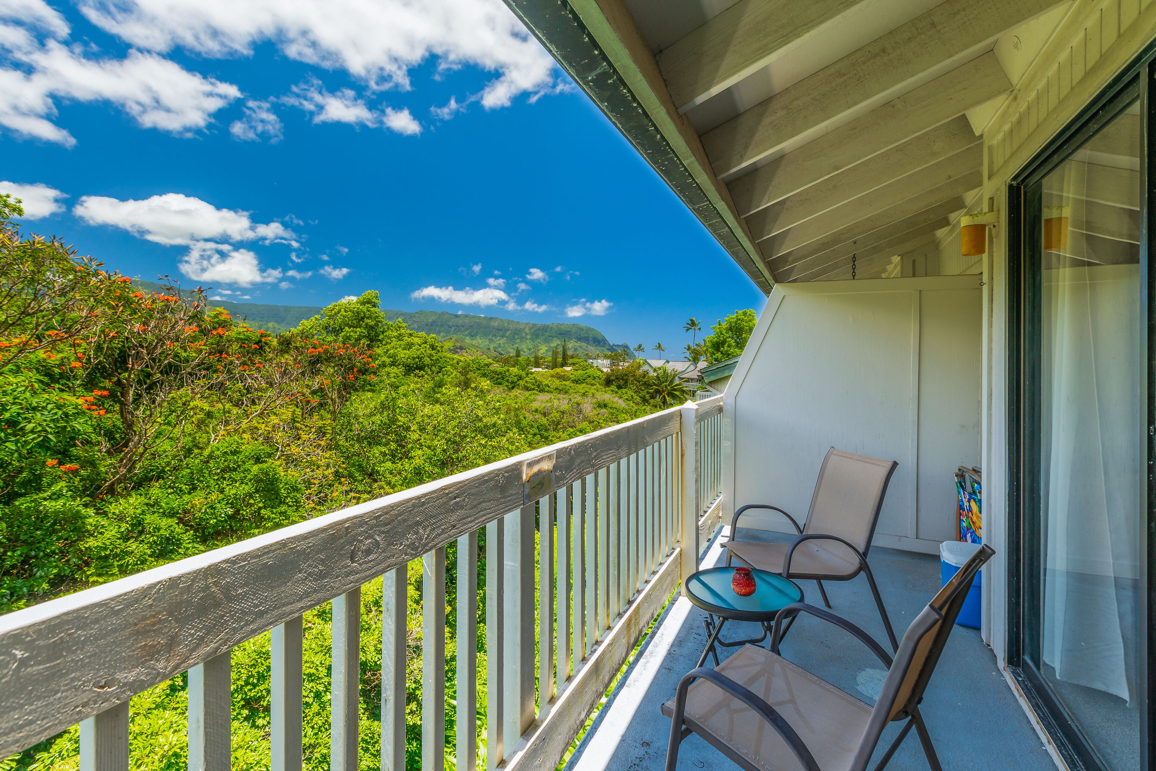 Studio with AC, lanai, and mountain views. Steps from the ocean with beach gear!
