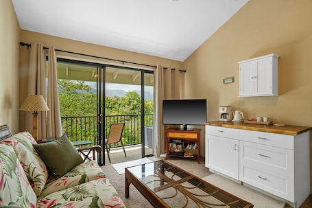 Flat-screen TV, video library, stereo. Studio with AC, lanai, and mountain views. Steps from the ocean with beach gear!