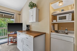 Interior - Studio with AC, lanai, and mountain views. Steps from the ocean with beach gear! (Princeville)