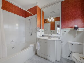 Room 4 | Bathroom | Combined shower/tub, free toiletries, hair dryer, towels