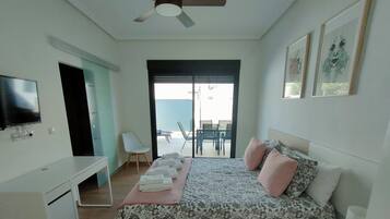 3 Schlafzimmer, Schreibtisch, Bügeleisen/Bügelbrett, Reisekinderbett