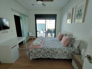 3 soverom, skrivebord, strykejern/-brett og reiseseng for barn