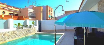 Independent villa with private pool, 5 min from the beach!