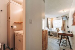 Escritorio, wifi gratis y ropa de cama 
