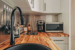 Refrigerador, microondas, parrilla de estufa y cafetera y tetera 