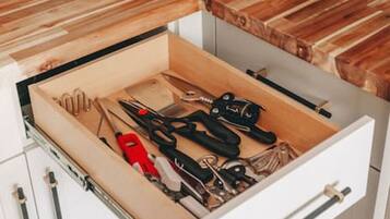 Réfrigérateur, micro-ondes, plaque de cuisson, cafetière/bouilloire