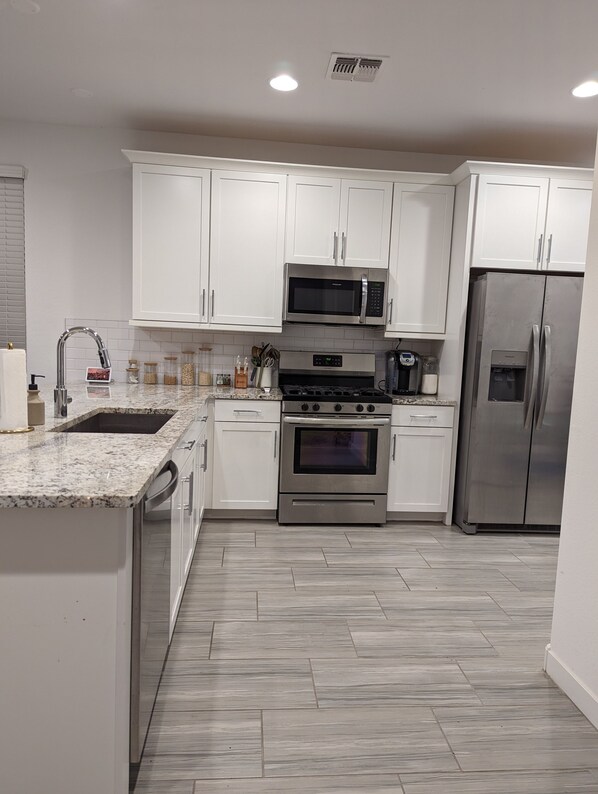 Fridge, microwave, oven, stovetop - SuperBowl Vacation Home 1/4 mile from StateFarm Stadium  (Glendale)