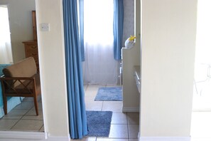 Quarto, 1 cama King | Banheiro | Chuveiro, secador de cabelo (mediante solicitação), toalhas de banho