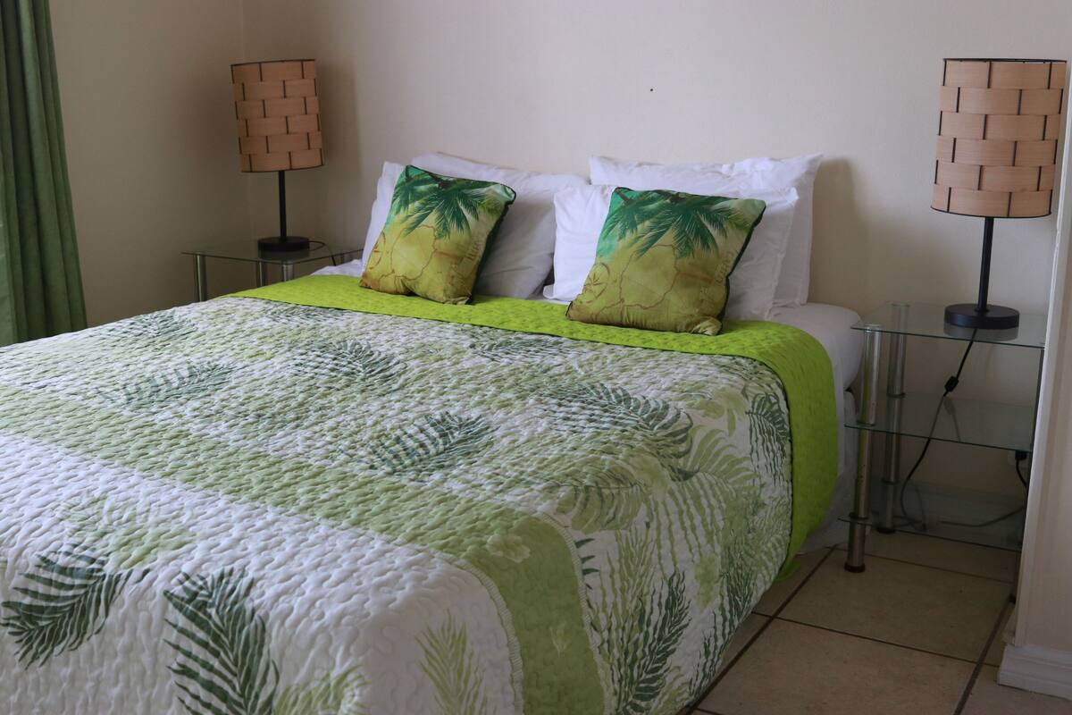 Quarto, 1 cama Queen | Individualmente decorados, individualmente mobiliados