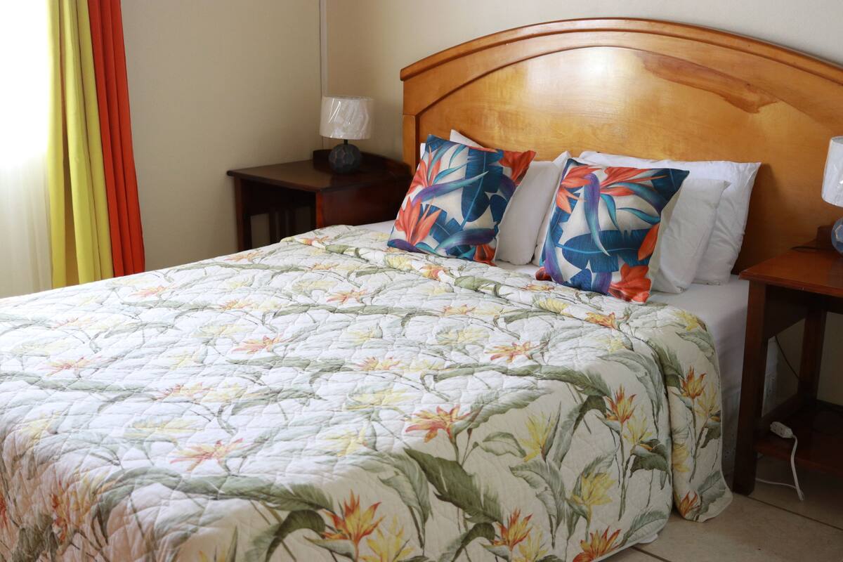 Quarto, 1 cama Queen | Individualmente decorados, individualmente mobiliados