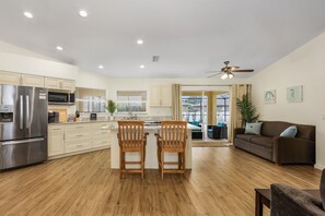 Geladeira, micro-ondas, fogão, cooktop