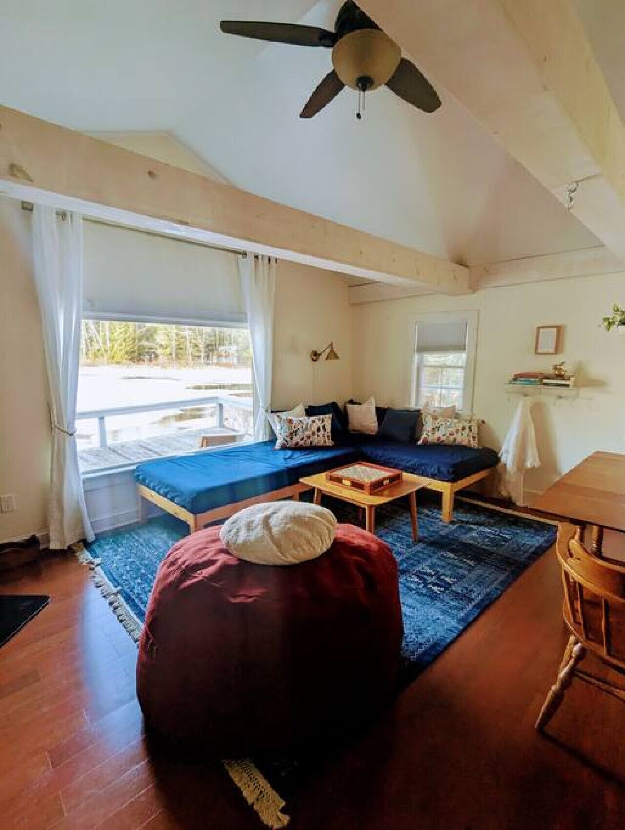 TV connectée, cheminée, livres, chaîne hi-fi