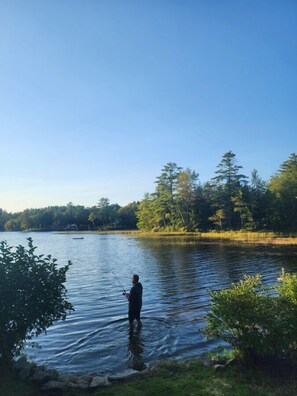 Regadera, secadora de cabello, toallas, jabón 