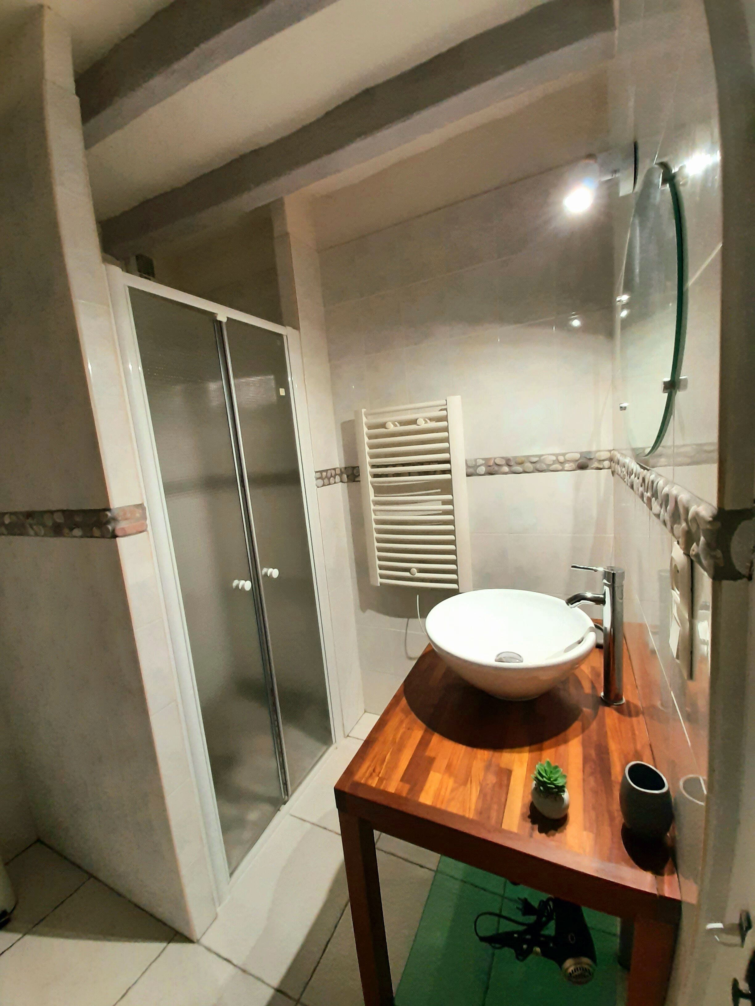 Een douche, een haardroger, zeep, shampoo
