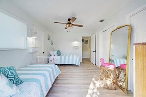 2 bedrooms, iron/ironing board, travel crib, free WiFi - Walk to the beach & Resturant’s. Tiki Hut Dream Pool Home. Under a mile to beach (Pompano Beach)