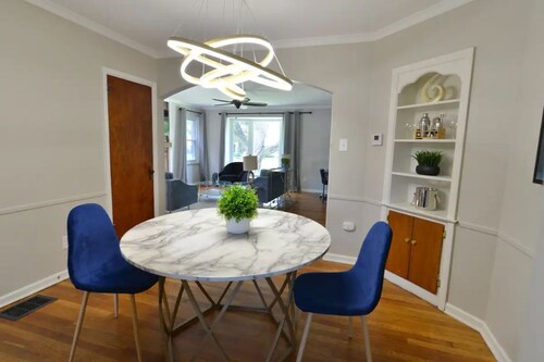 The Gatsby  Hot Tub  Patio  King Bed  Fast WiFi  Near OSU and Victorian Village