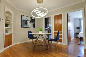 Dining - The Gatsby Hot Tub Patio King Bed Fast WiFi Near OSU and Victorian Village (Columbus)