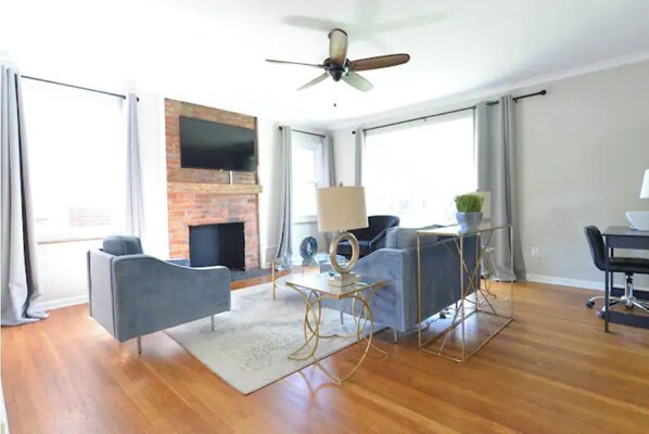 TV, printers - The Gatsby Hot Tub Patio King Bed Fast WiFi Near OSU and Victorian Village (Columbus)