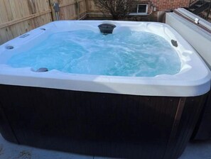 Outdoor spa tub - The Gatsby Hot Tub Patio King Bed Fast WiFi Near OSU and Victorian Village (Columbus)
