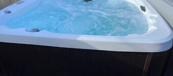 The Gatsby  Hot Tub  Patio  King Bed  Fast WiFi  Near OSU and Victorian Village