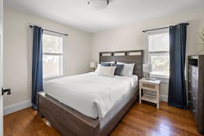 3 bedrooms, desk, iron/ironing board, travel crib