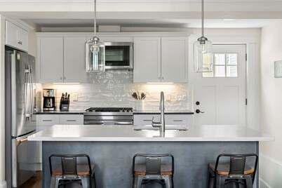 3 Bed Moreland St · Stunning 3+BD Under 10 mins to BOS w/parking & W/D