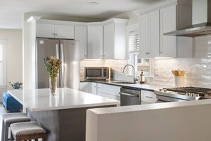 Unclassified image, 4 of 31, button