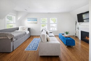 Unclassified image, 4 of 30, button - Stunning Home Mins to Boston w/Parking & Laundry (Somerville)