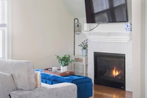 Stunning Home Mins to Boston w/Parking & Laundry