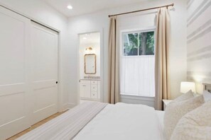 3 bedrooms, desk, iron/ironing board, WiFi - Bright Dreamy Cottage-Walkable to Water & Downtown (Beaufort)