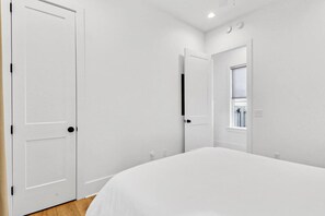 3 bedrooms, desk, iron/ironing board, WiFi