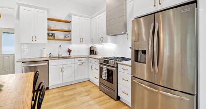 Bright Dreamy Cottage-Walkable to Water & Downtown