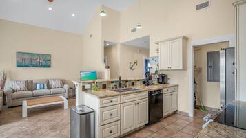 Lemari es, microwave, dan mesin pencuci piring