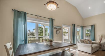 Pet Friendly, One Block to Beach!