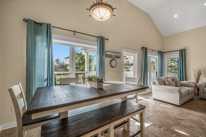 Pet Friendly, One Block to Beach!