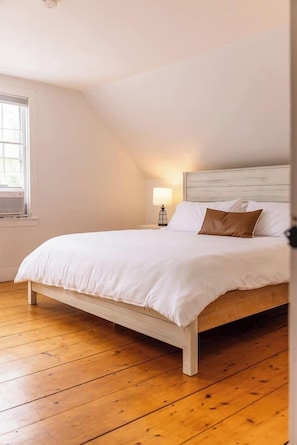 2 Schlafzimmer, Schreibtisch, Bügeleisen/Bügelbrett, Reisekinderbett